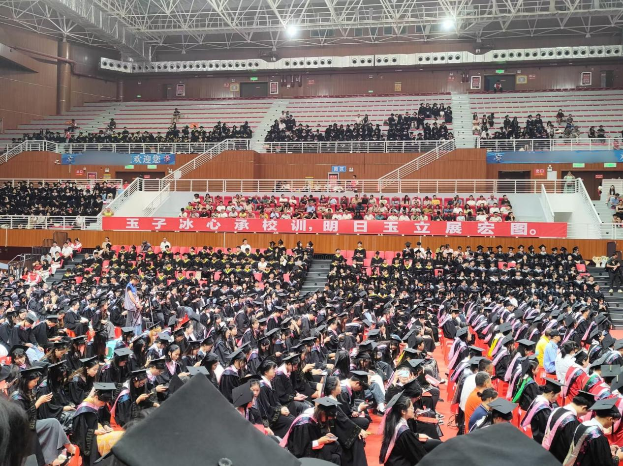 宋耀红老师在玉林师范学院毕业典礼现场